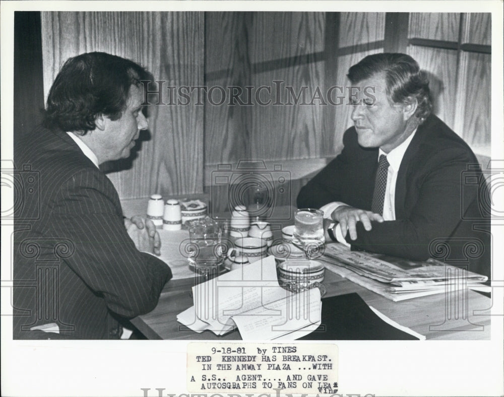 1981 Press Photo Ted Kennedy having Breakfast in Amway Plaza with SS Agent - Historic Images