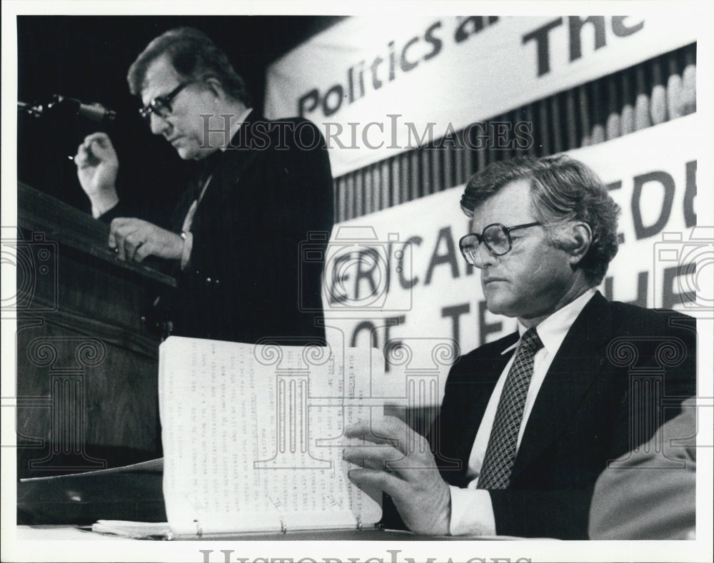 1980 Press Photo Ted Kennedy goes over Speech. - Historic Images