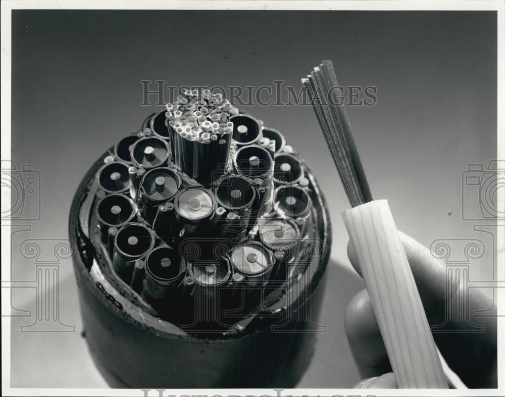 1986 Press Photo Conventional Copper Cable circled, fiber -optics cable. - Historic Images