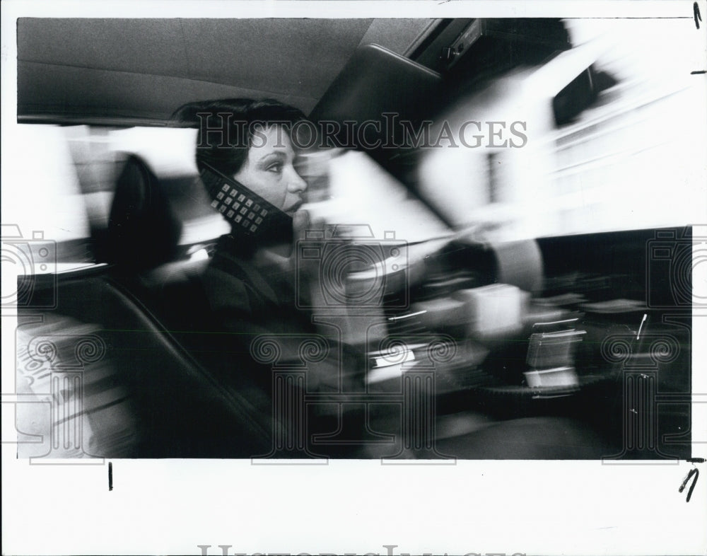 1991 Press Photo Rosanne Darmis Shows her Car Cellular Telephone. - Historic Images