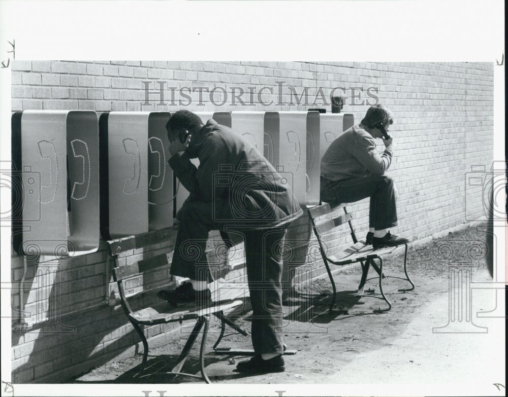 1989 Press Photo Men at telephone booths - Historic Images