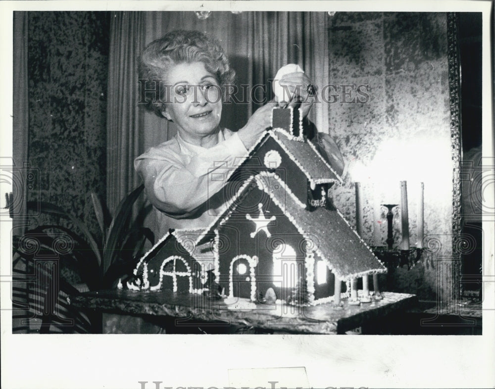 1981 Press Photo Mrs Callaway Gingerbread house for Michigan State Fair - Historic Images