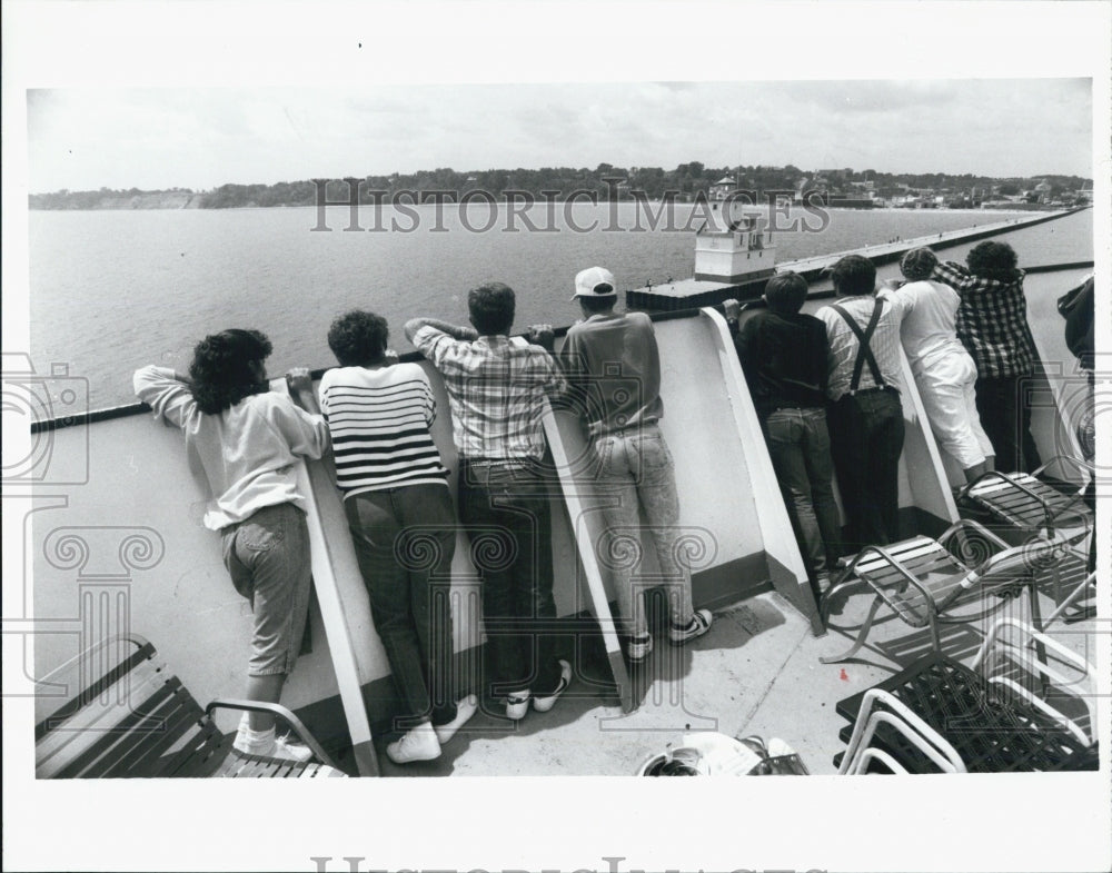 1989 Press Photo Arriving in Wisconsin Port - Historic Images