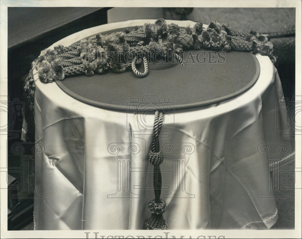 1985 Press Photo Cardinal Albert wide-brimmed hat rest on a table. - Historic Images