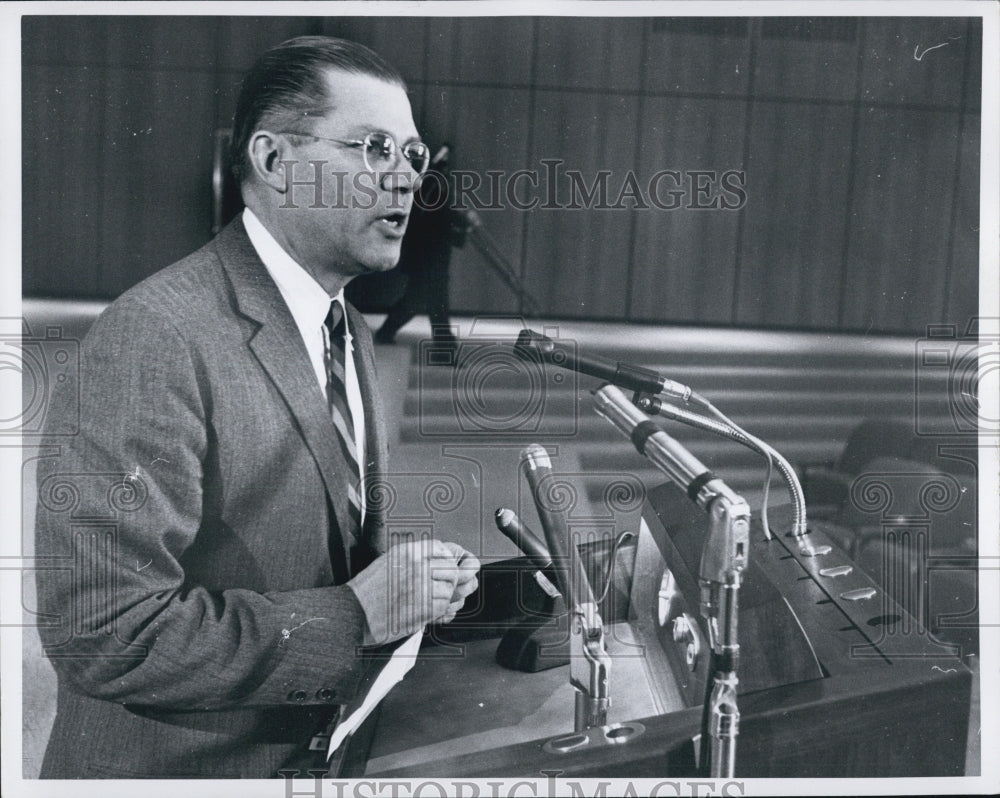 1960 Press Photo Robert S. McNamara, Sec of Defense on a Press Conference. - Historic Images