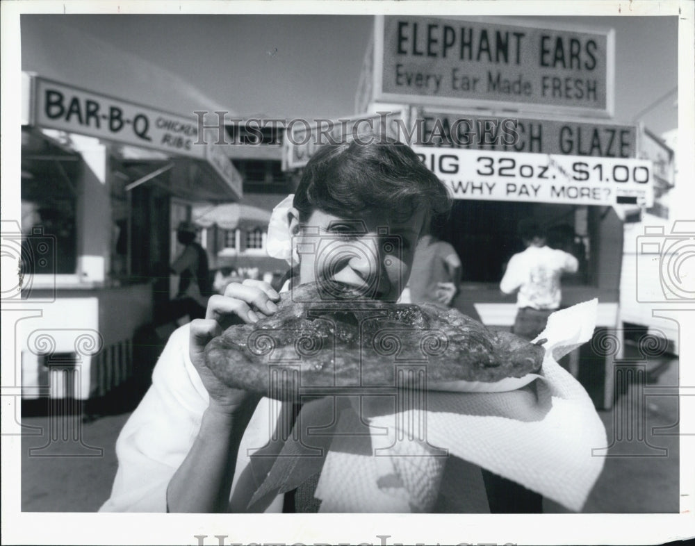 1992 Press Photo woman eating &#39;Elephant Ear&#39; at Michigan State Fair in Detroit - Historic Images