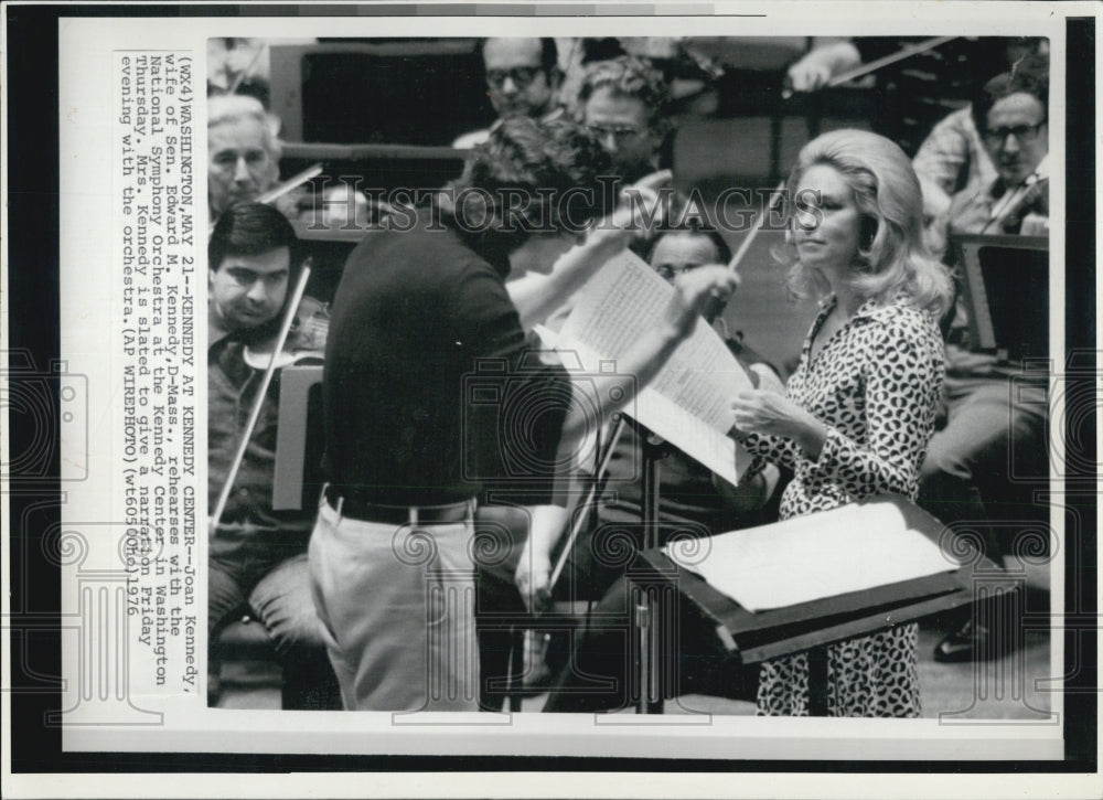 1987 Press Photo Mrs. Joan Kennedy rehearse with National Symphony Orchestra - Historic Images