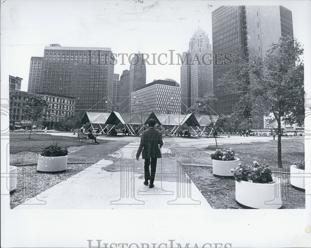 1979 Press Photo Man walking in a Detroit park - Historic Images