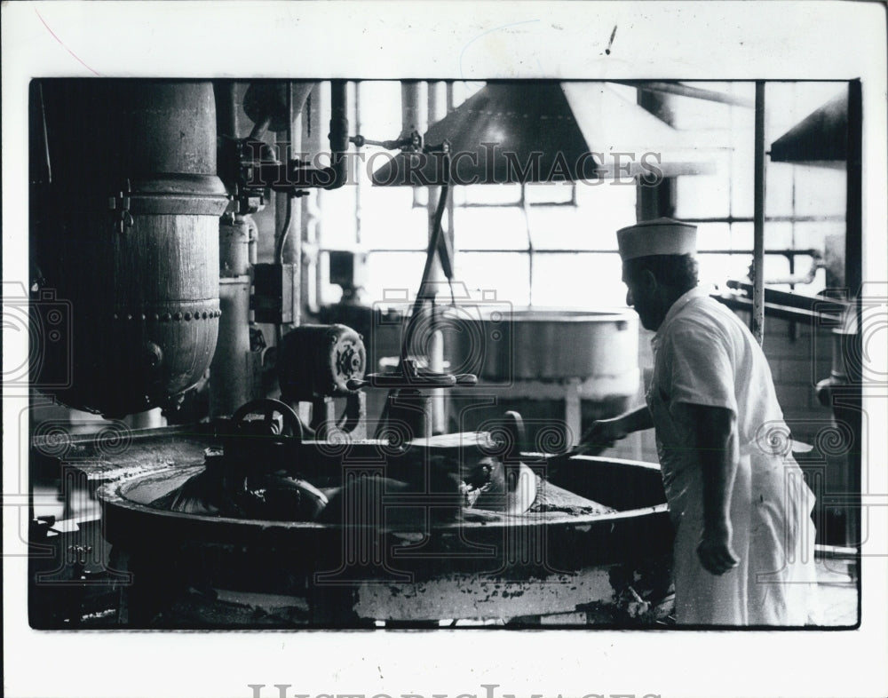 1981 Press Photo Fred Sanders Co. Making Frosting - Historic Images