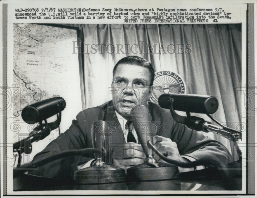 1967 Press Photo Robert S.McNamara, Sec.of Defense during a News Conference. - Historic Images