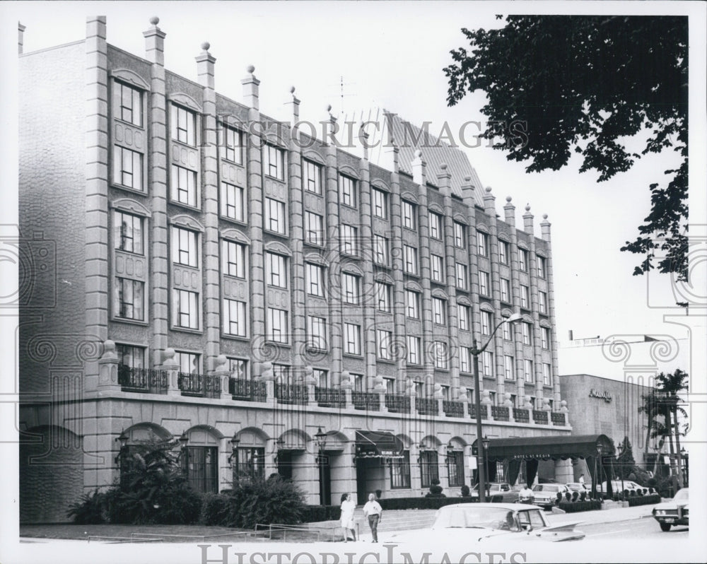 1969 Hotel St. Regis - Historic Images