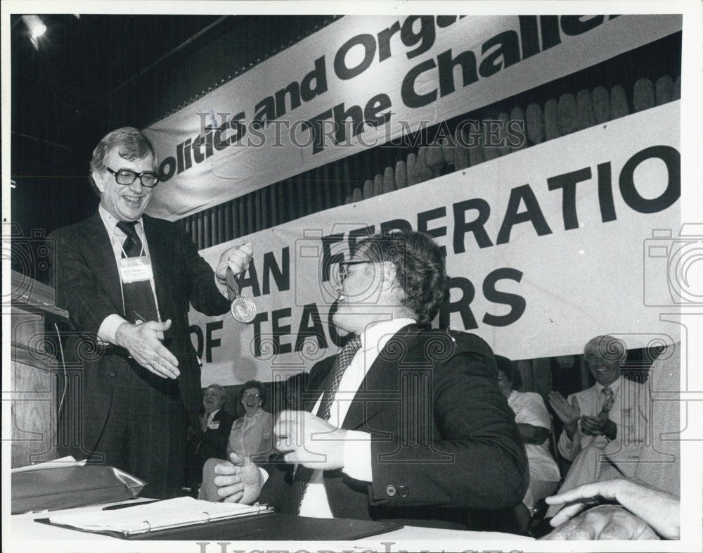 1990 Press Photo Edward Kennedy gets AFT Deli Metal from Teachers Union - Historic Images