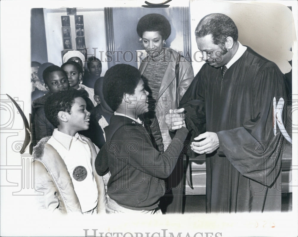 1975 Judge Keith with Children - Historic Images