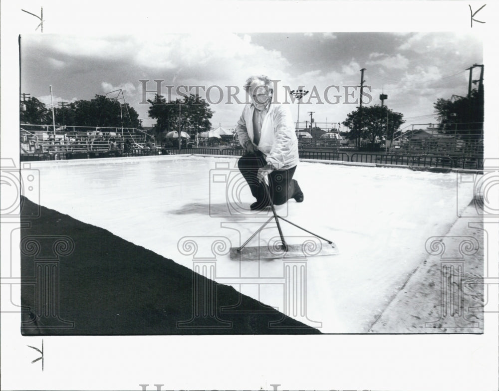 1988 Press Photo Outdoor Ice rink at Michigan State Fair. - Historic Images