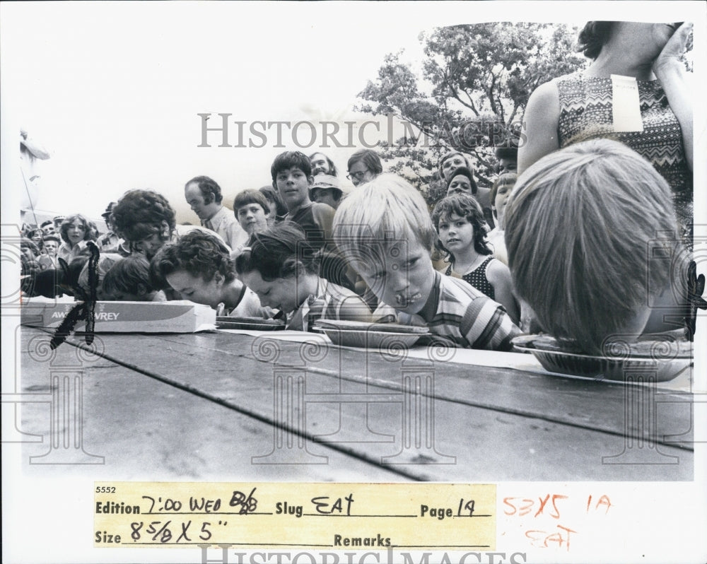 1976 Press Photo Pie Eating contest at Michigan State Fair. - Historic Images