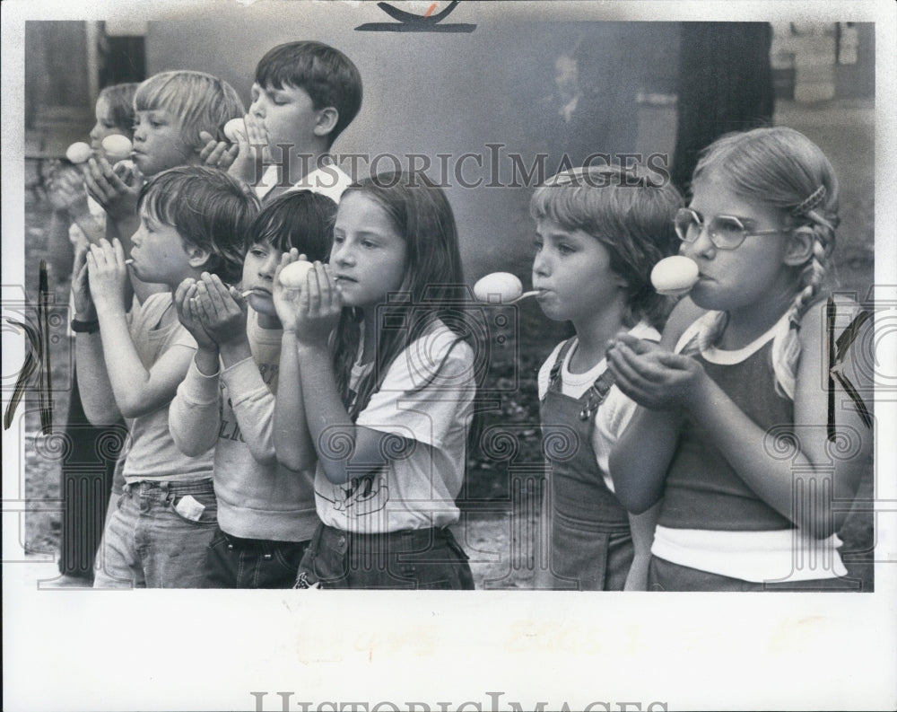 1975 Press Photo Children Carrying Egg On Spoon Relay Race/Michigan Event - Historic Images