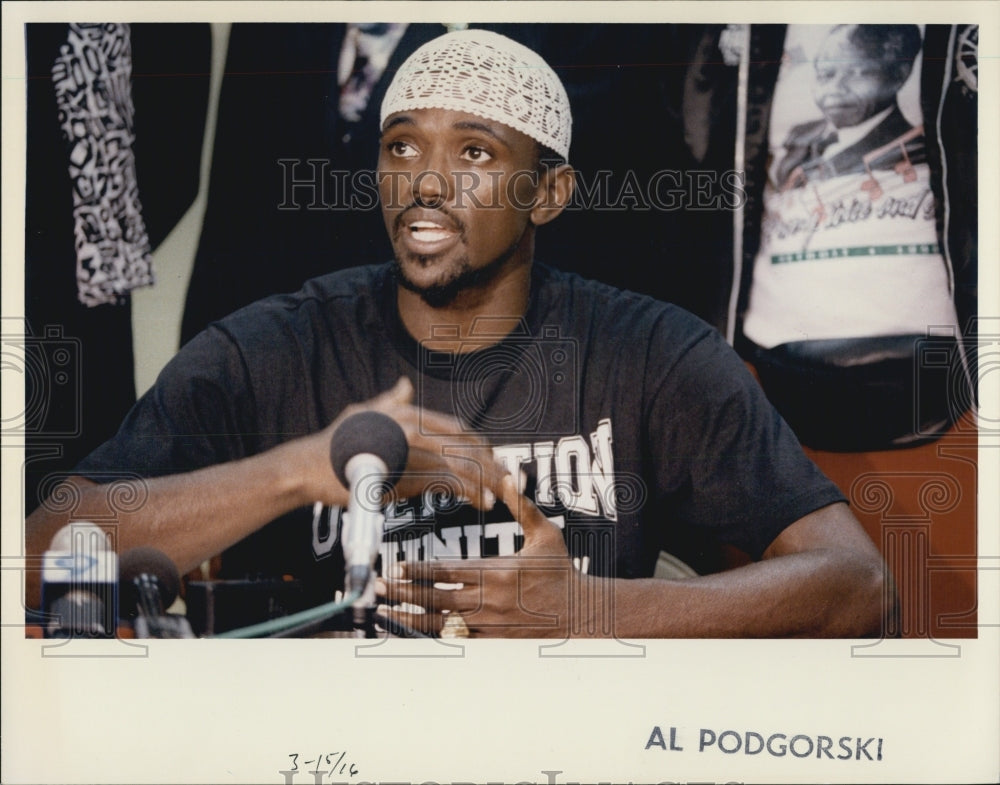 Press Photo Chicago Bulls player Craig Hodges at a press conference - Historic Images