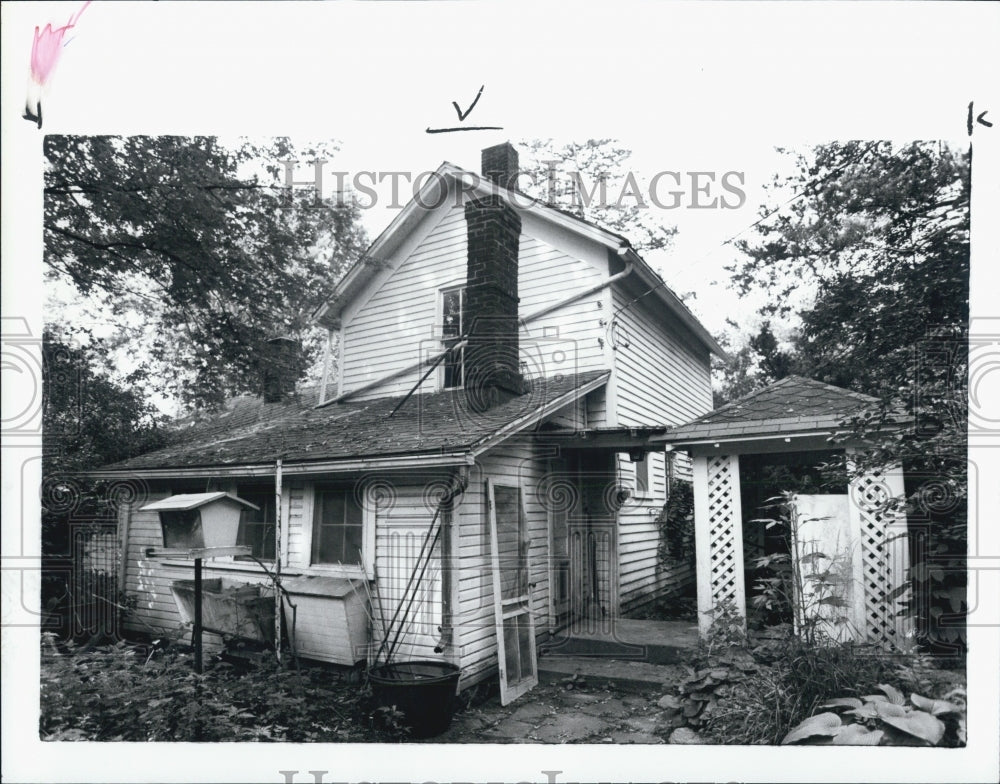 1990 Press Photo Walter Koetz, Explorer, weathered Farmhouse in Waterloo. - Historic Images