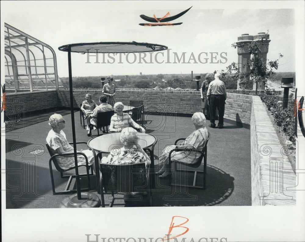 1976 Press Photo Chas H. Cox And Ida Berger At Boulevard Temple Retirement Home - Historic Images