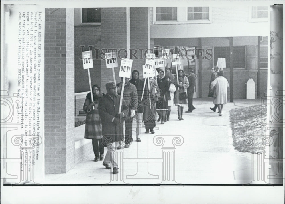 1971 Press Photo University Michigan Mott Childrens Hospital/Employee Strike - Historic Images