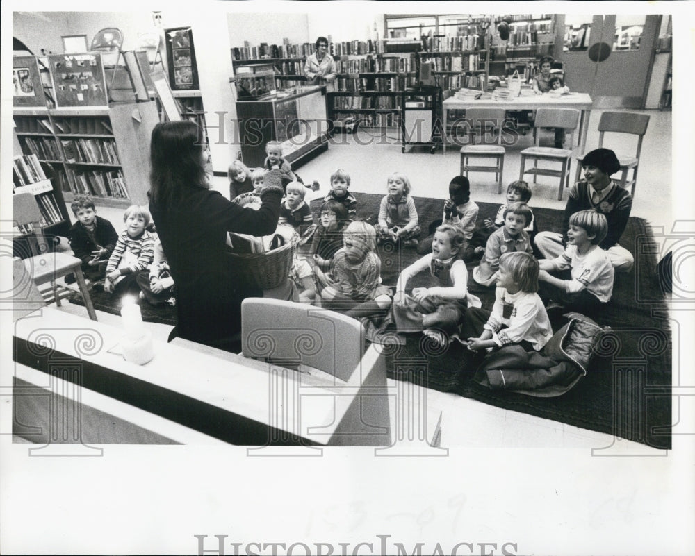 1977 children from Plumb Elementary touring the library - Historic Images