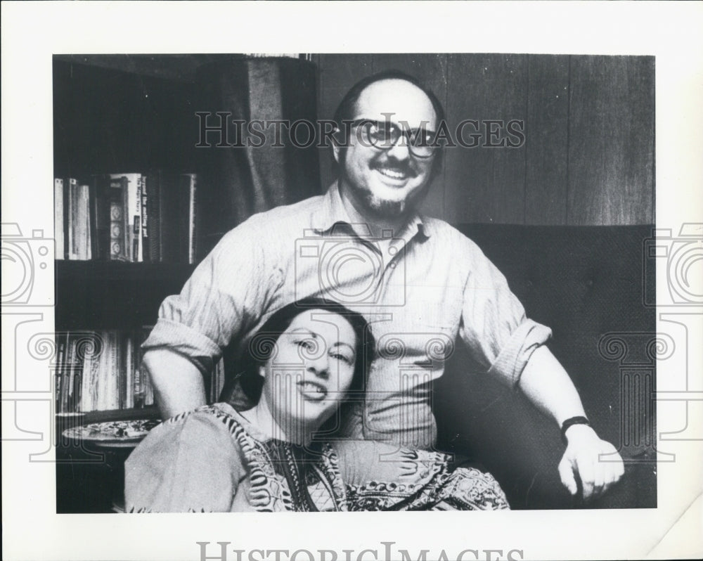 1971 Press Photo Barry Ashley and wife At Toronto apartment - Historic Images