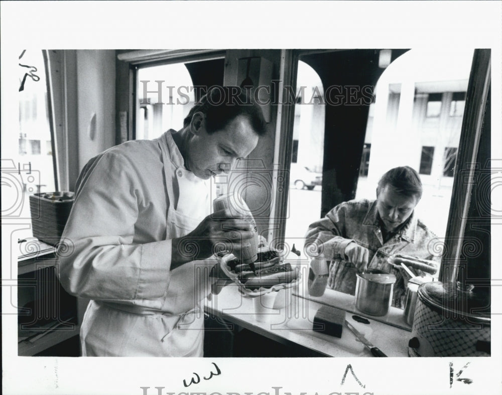 1990 Press Photo Gourmet hot dogs Jules Dyck-Dobos - Historic Images