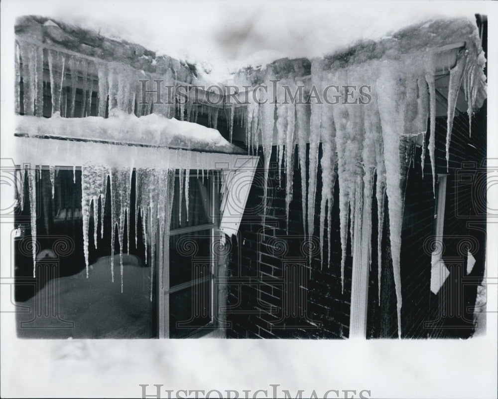 1968 Press Photo Weather Detroit Ice Icicles Home Window - Historic Images