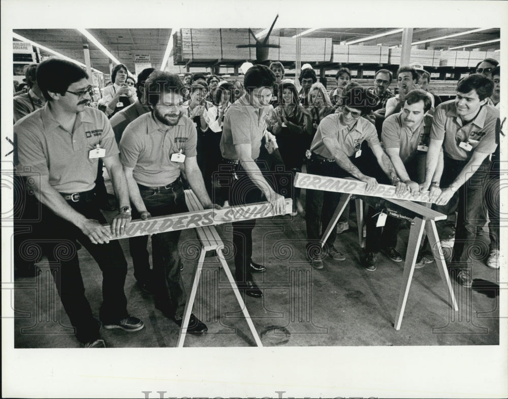 1985 Press Photo Phil Bragg And Workers Cut Board At New Builder&#39;s Square Store - Historic Images