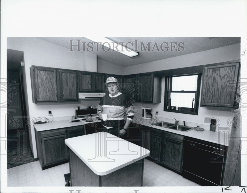 1992 Press Photo Naunenburg in Prefab Home - Historic Images