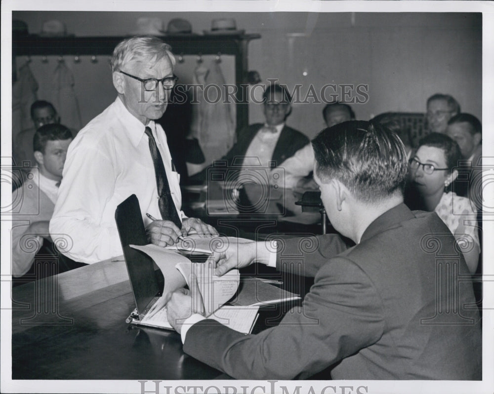 1953 Press Photo Congressman Hoffman Dr Lloyd Levergood go over hospital records - Historic Images