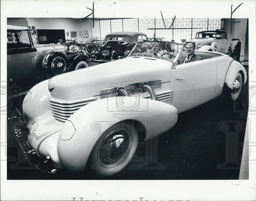 1981 Press Photo Richard Kughn on old car. - Historic Images