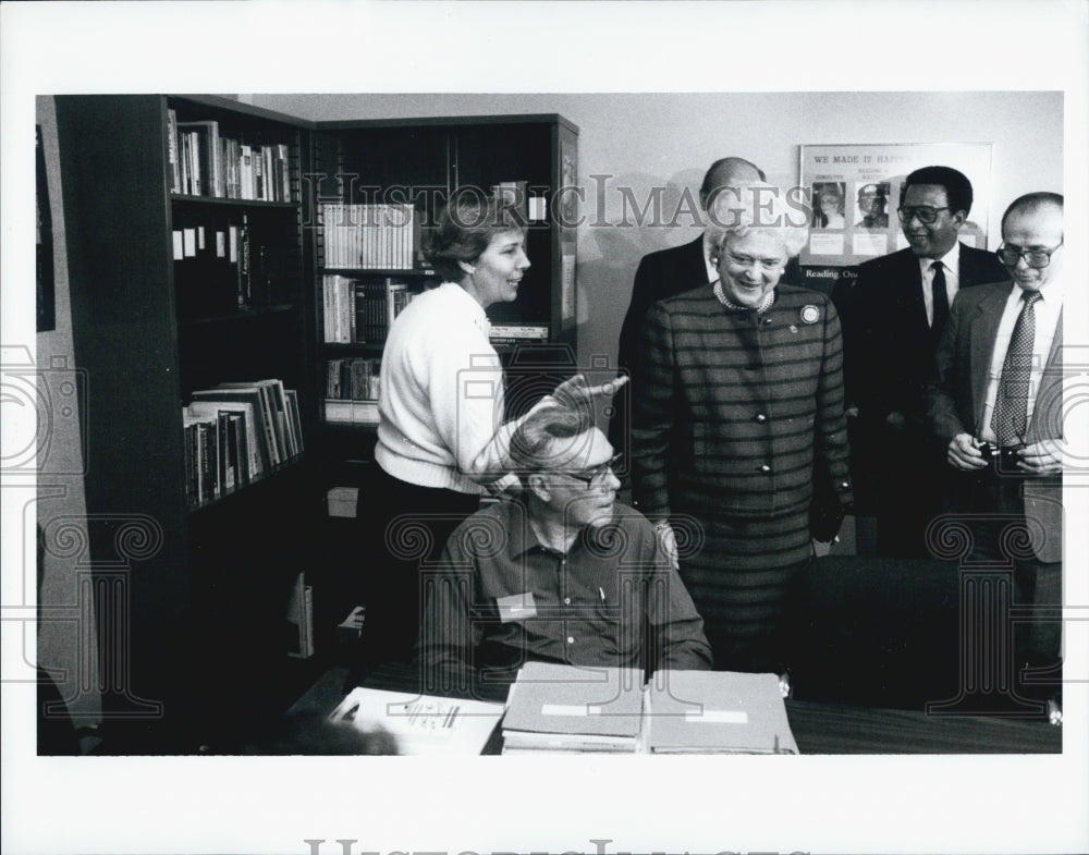 1990 Press Photo Barbara Bush at Vord Ypsilanti Plant - Historic Images