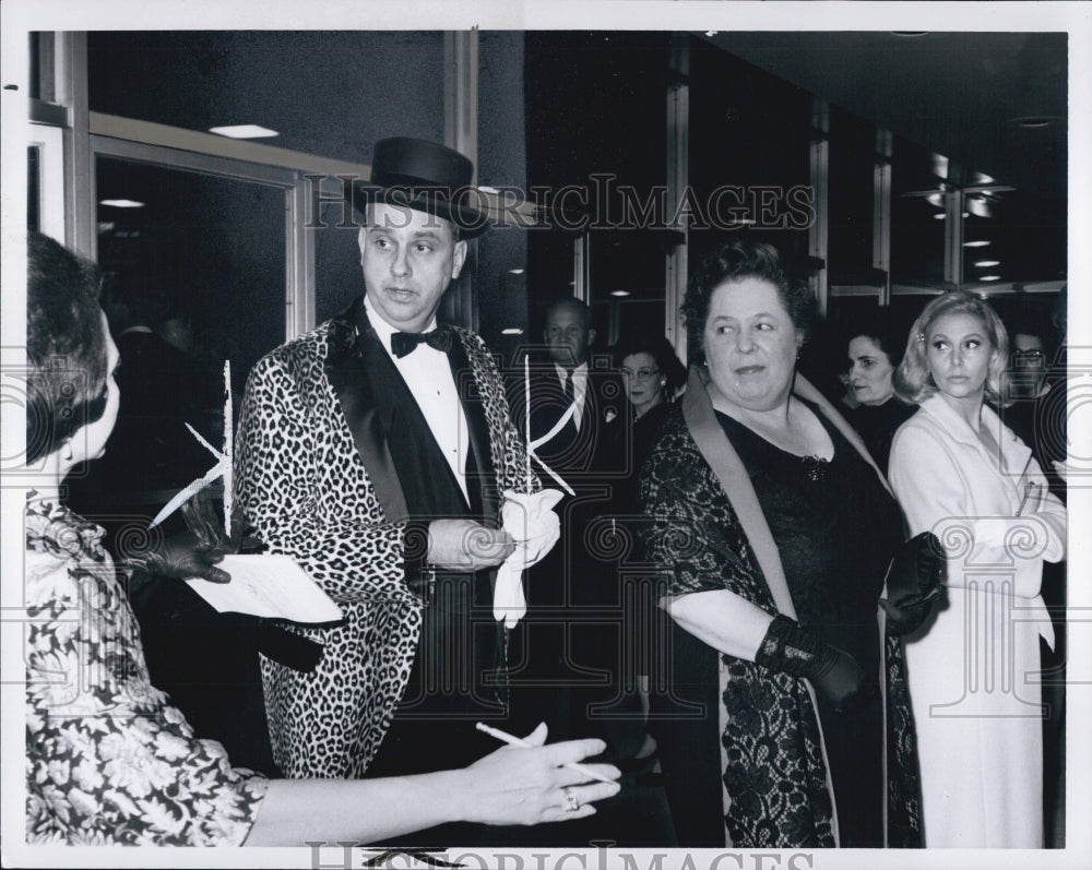 1966 Press Photo Mr. and Mrs. George Ziarko Symphony Leopard Coat Hat - Historic Images