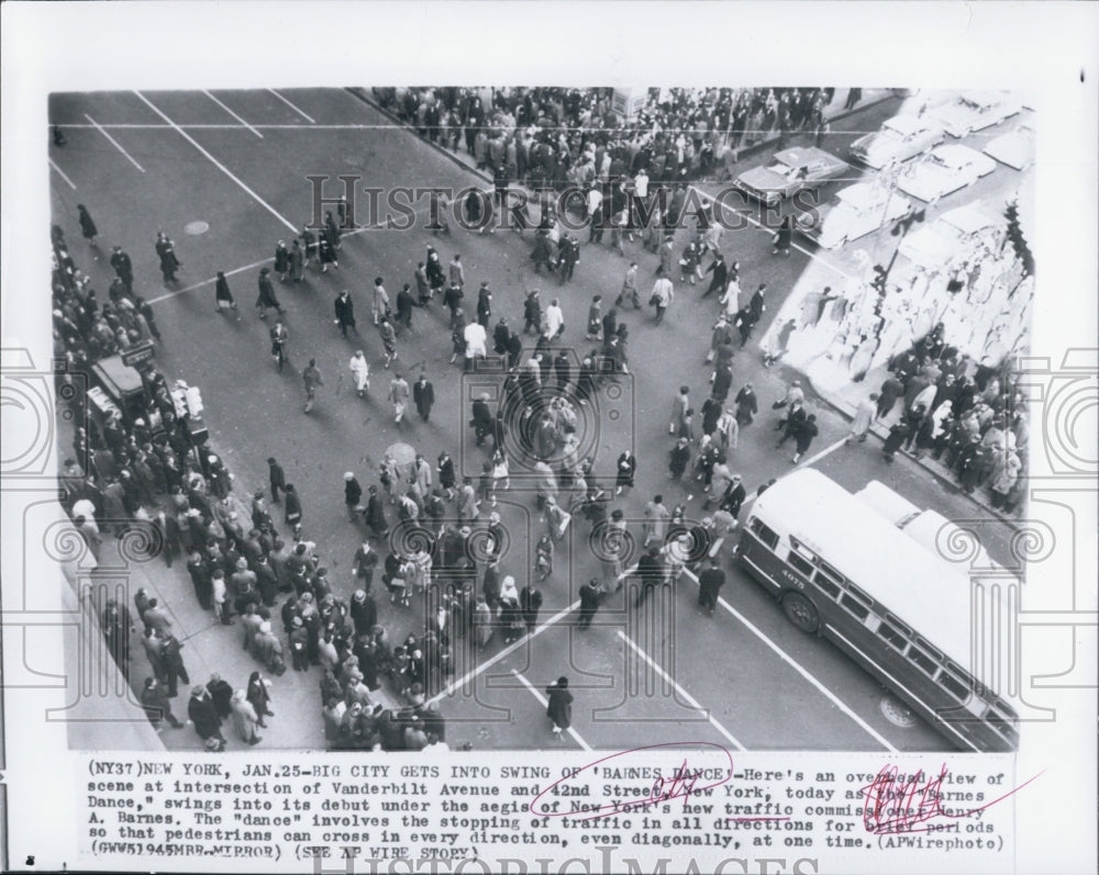 1962 Press Photo of crowds doing &quot;Barnes Dance&quot; in New York streets - RSG09795 - Historic Images