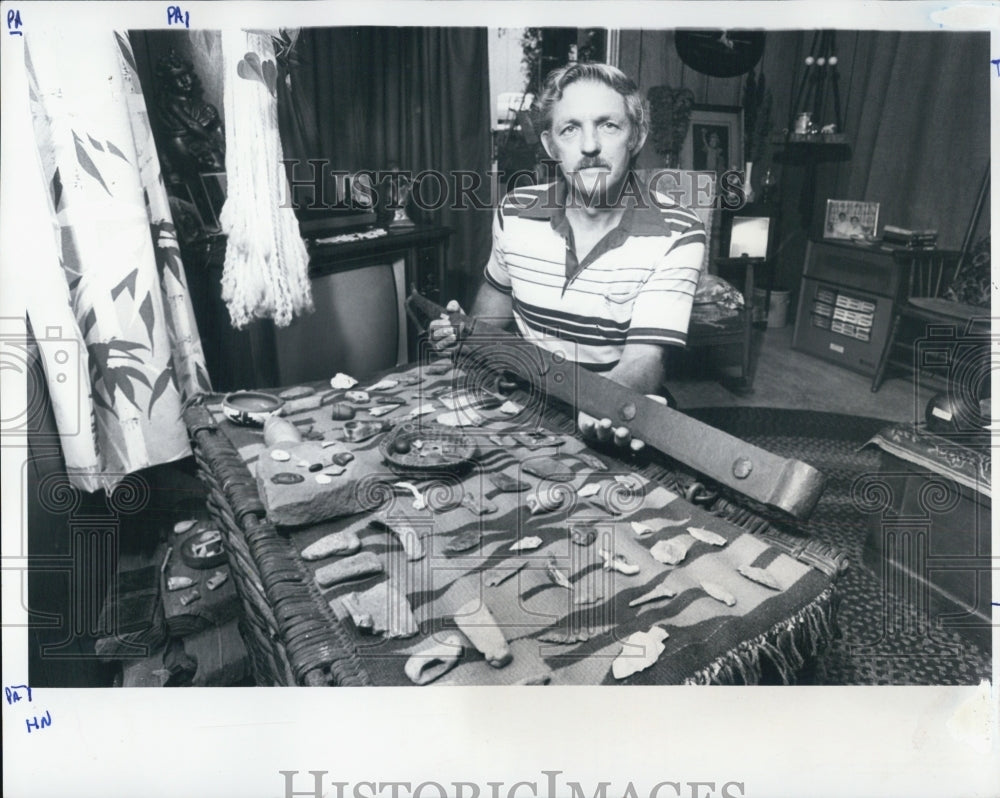 1982 Press Photo Clyde Southern door hinge artifacts Fort Dade - Historic Images