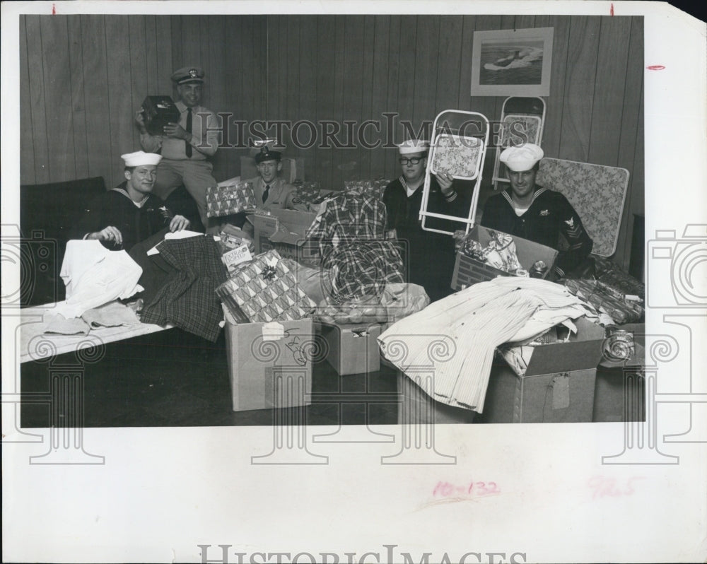 1966 Members of Naval Reserve Unit wrap Christmas gifts - Historic Images