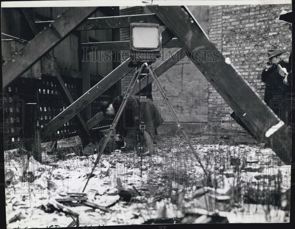 1943 Detectives photograph the body of travel porter James Devine. - Historic Images