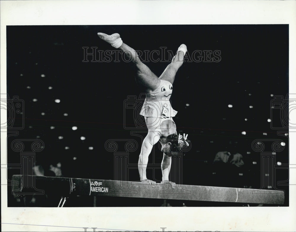 1982 Press Photo Paul &quot;Paulette&quot; Hunt Gymnastics exhibition Illinois campus - Historic Images