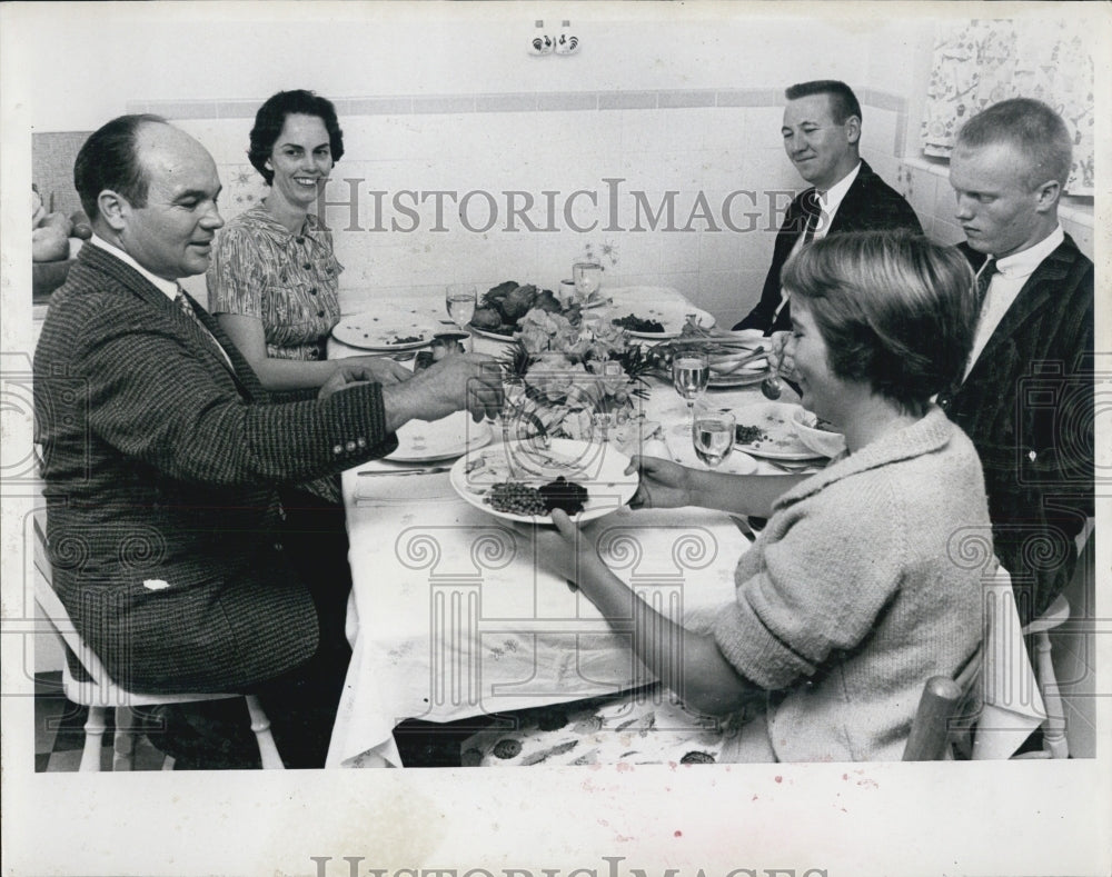 1961 Press Photo Belated Thanksgiving dinner for USS Greenwood crewmen - Historic Images