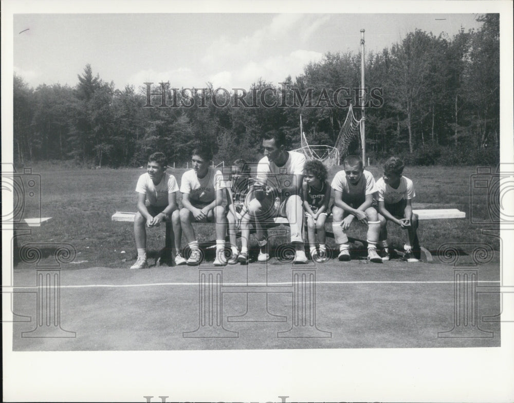 Press Photo Kids sitting on bench with man - Historic Images