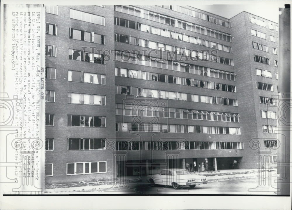 1971 Vacant low-income housing complex - Historic Images