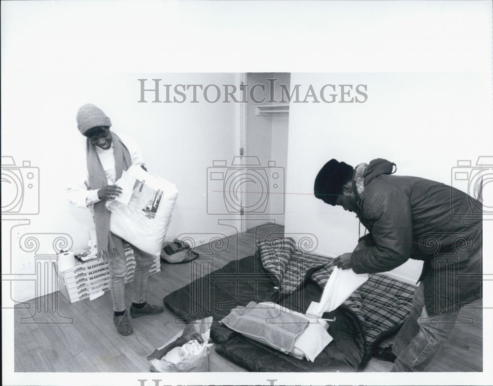 1992 Press Photo homeless move into Parkside Homes Detroit eastside - Historic Images