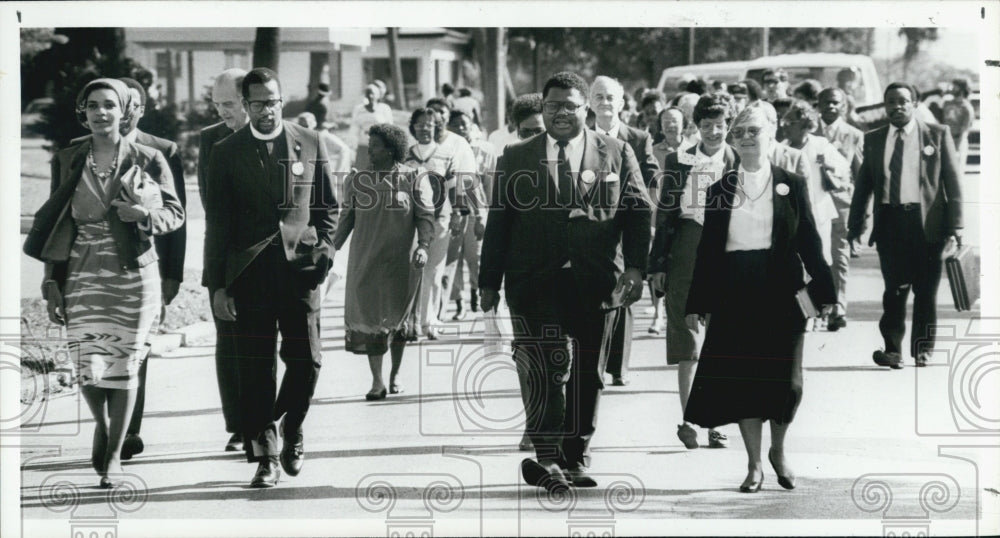 1987 Press Photo Rev. Vernon King Leads marchers on 18th Avenue - Historic Images