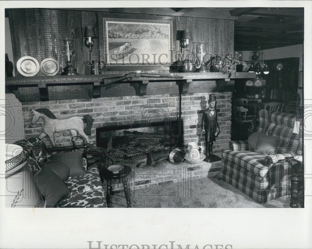 1971 CArriage House with handsome accessories home decoration - Historic Images