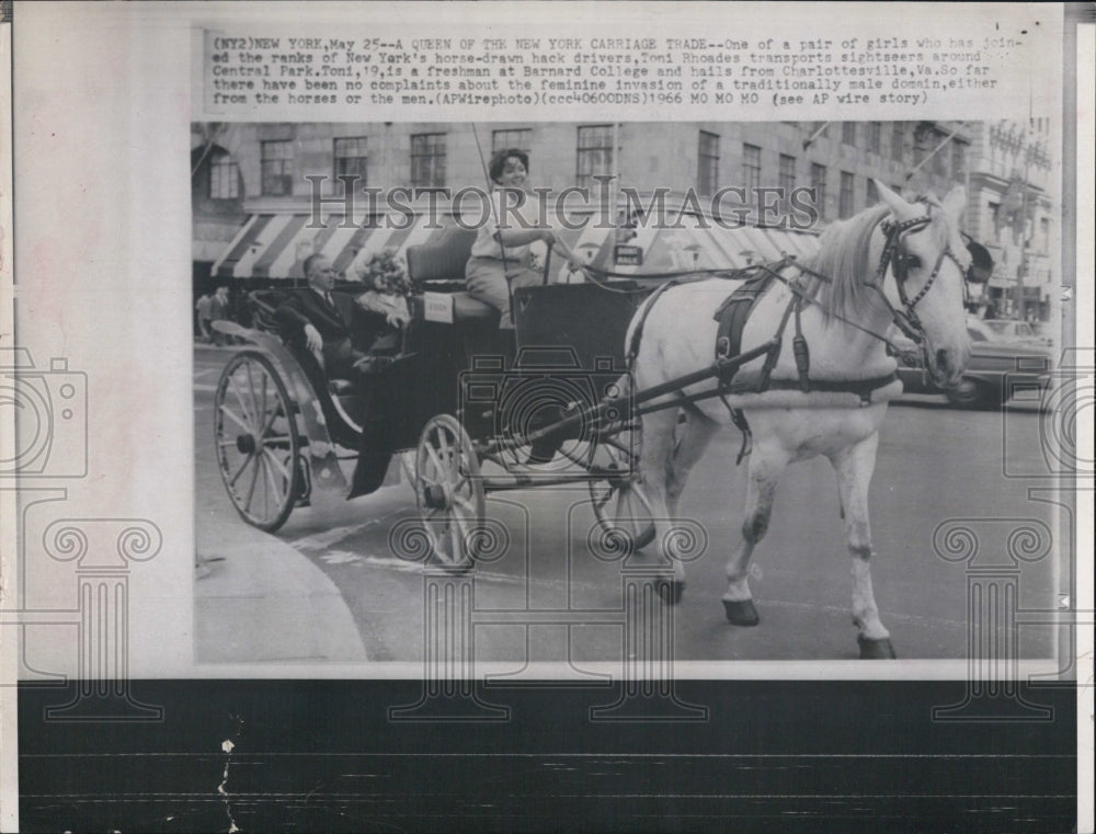 1966 Press Photo Toni Rhodes drives a horse-drawn carriage - Historic Images