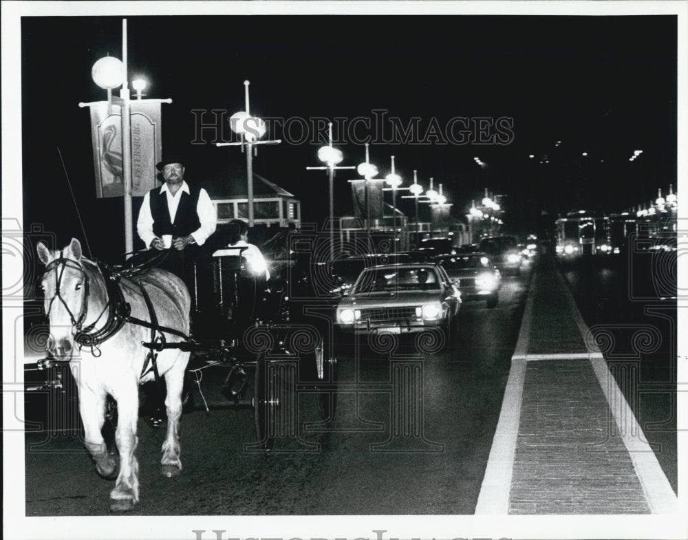 1988 Press Photo driver Mickey Wells horse Dan buggy piers - Historic Images