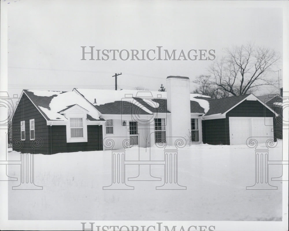 1958 Press Photo House covered with snow. - Historic Images