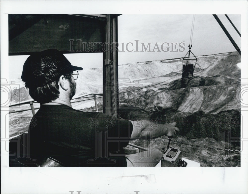 1990 Press Photo Dragline operator Steve Meyer IMC Fertilizer Inc phosphate mine - Historic Images