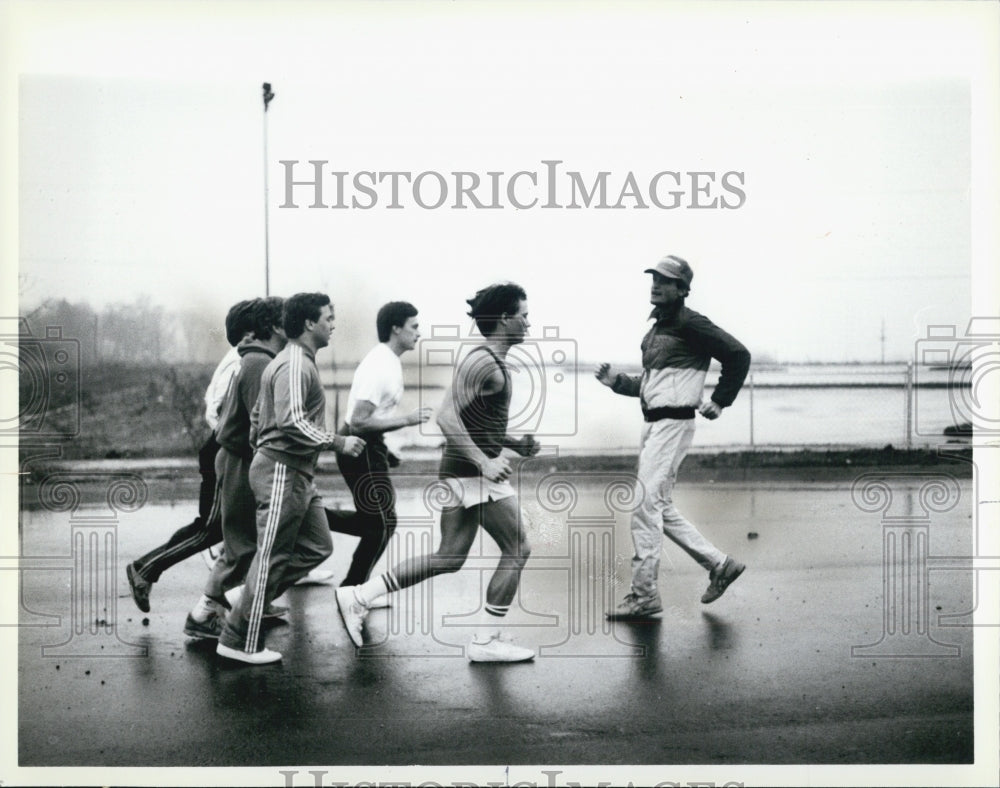 1984 Press Photo Backwards Runner Ron Austin With Group Of Regular Runners - Historic Images